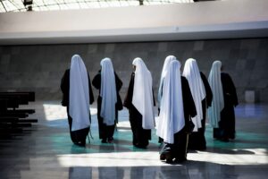 nuns-g4abac0212_1920